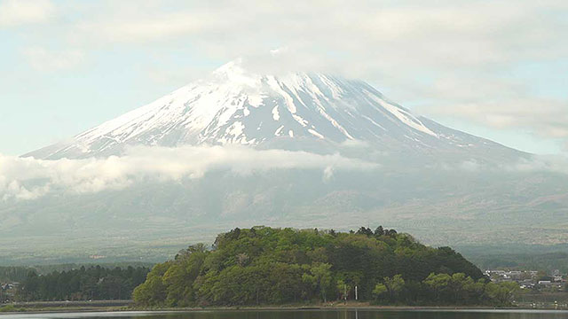 河口湖の中の鵜の島。大石の稚児舞はこの島の神社で行われる。